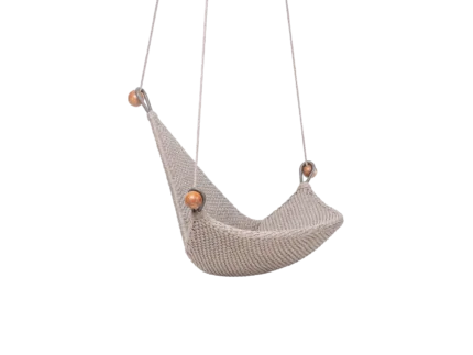 Balanço Vela A forma do balanço Vela é ergonômica e proporciona um conforto inigualável. Combinado com um design único, é uma peça icônica elaborada em tricô náutico e madeira cumaru.