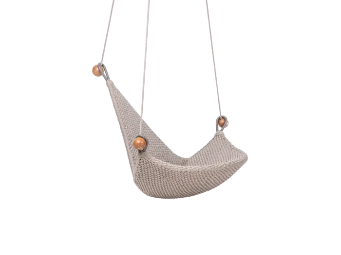 Balanço Vela A forma do balanço Vela é ergonômica e proporciona um conforto inigualável. Combinado com um design único, é uma peça icônica elaborada em tricô náutico e madeira cumaru.