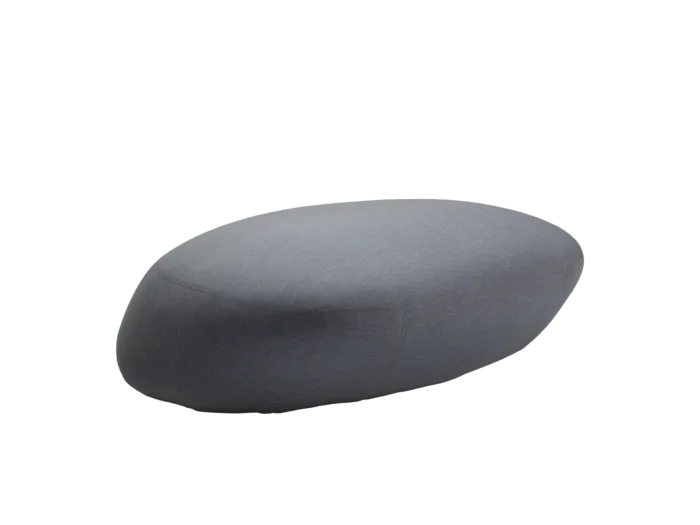 Puff Pietra Desenvolvida com exclusividade para a Lovato, a linha Pietra traz o conforto da área interna para a vida outdoor através do seu design orgânico com um toque icônico. O design dos produtos é resultado de um olhar apurado para os elementos da natureza. É na habilidade de ver beleza no trivial e de simplificar que se manifesta a sofisticação de cada criação.