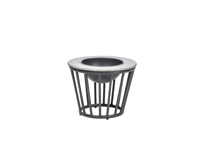 Mesa Lateral Tacho A linha Tacho une o sol, a natureza e a cidade na inspiração para as peças em alumínio, concreto e TS, agregando estilo, resistência e conforto. Sua forma vazada permite que plantas cresçam de seu interior, propondo uma integração exuberante com a natureza.