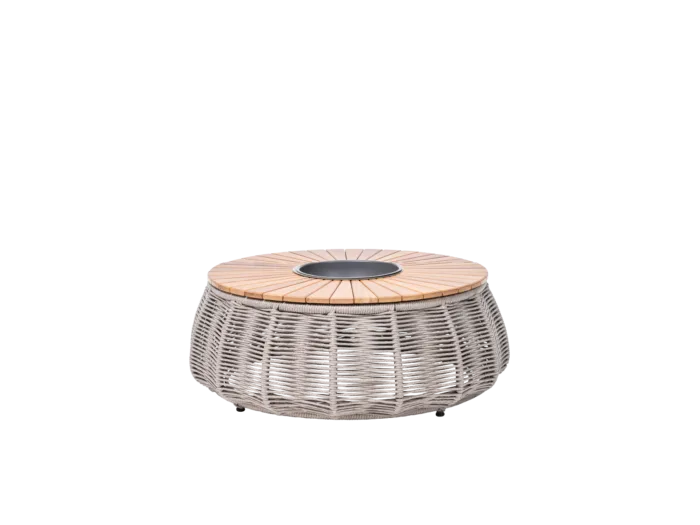 Mesa de Centro Jurerê Jurerê é uma peça clássica do mobiliário outdoor. Este balanço bubble chair inspira refúgio e aconchego e convida seu usuário para uma pausa essencial.