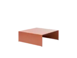 Mesa de Centro Mônaco A textura e cor únicas da madeira Cumaru traz para esta linha o inestimável valor encontrado na matéria-prima nacional: um resultado exuberante, moderno e natural.
