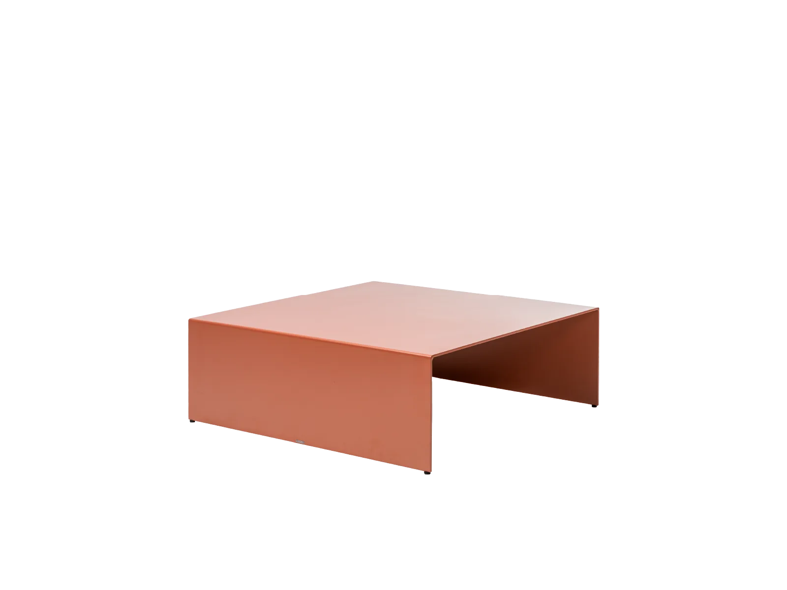 Mesa de Centro Mônaco A textura e cor únicas da madeira Cumaru traz para esta linha o inestimável valor encontrado na matéria-prima nacional: um resultado exuberante, moderno e natural.