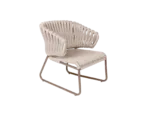 Poltrona Cacho Cacho traz em si a inspiração de toda a tropicalidade dos bananais. Uma coleção leve, delicada e perfeita para ambientes cheios de diversidade natural, é composta de cadeira, banqueta, poltrona e sofá.