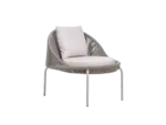 Poltrona Capri Toda a delicadeza, tecnologia e sofisticação dos materiais outdoor são elevados com o design único da coleção Capri. Com espreguiçadeira, poltrona, banqueta e cadeira, além de um conjunto exclusivo para varandas, é uma coleção elegante e acolhedora para a área externa.