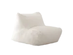 Poltrona Collina A forma da coleção Collina traz ângulos geométricos para uma composição em tecido tricotado, combinando o orgânico ao angular em um conjunto de poltrona e puff que abraça e convida para um momento de profundo relaxamento.
