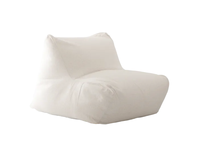 Poltrona Collina A forma da coleção Collina traz ângulos geométricos para uma composição em tecido tricotado, combinando o orgânico ao angular em um conjunto de poltrona e puff que abraça e convida para um momento de profundo relaxamento.