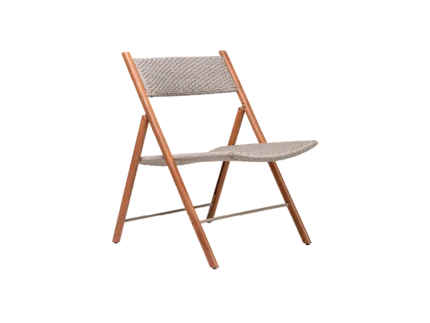 Poltrona Tsuru A coleção Tsuru é dobrável, leve e ideal para o meio externo. Elaborada em madeira Cumaru, é resistente e durável para o uso no meio náutico. É composta de cadeira, poltrona, mesa e mesa lateral, todas com tecnologia dobrável.