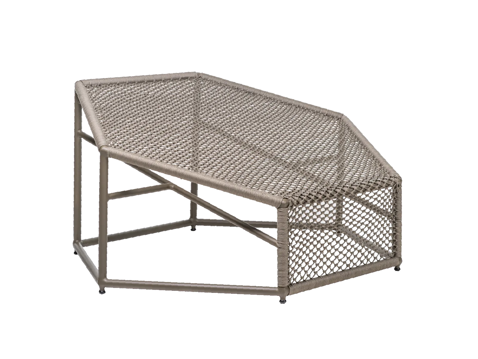 Poltrona Arrastão A coleção Arrastão observa as redes de pesca e as transforma em um conceito inusitado através de uma poltrona hexagonal modular, leve e muito confortável. Convidamos o usuário a experimentar combinar as peças entre si, criando sistemas modulares, formas geométricas e junções de muito design.