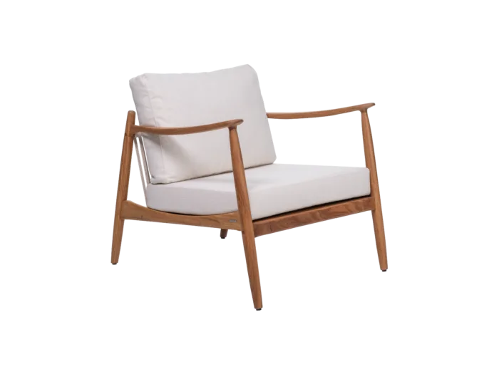 Poltrona Alfredo Inspirada no pai de Henrique Steyer, seu designer, esta coleção em madeira e corda foi construída em cima da união entre o design europeu e a bossa brasileira. É composta de cadeira, poltrona e sofá e é ideal para a composição de projetos de inspirações diversas.